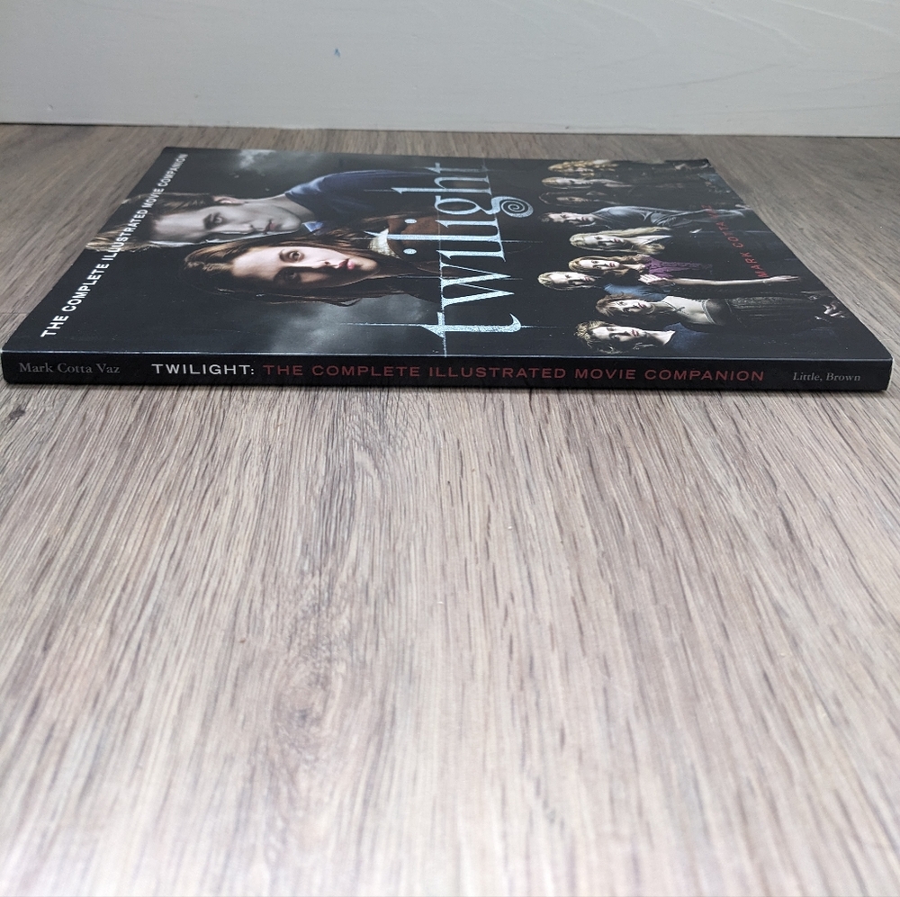 Price⬇️Twilight The Complete Illustrated Movie Companion - Picture 3 of 4